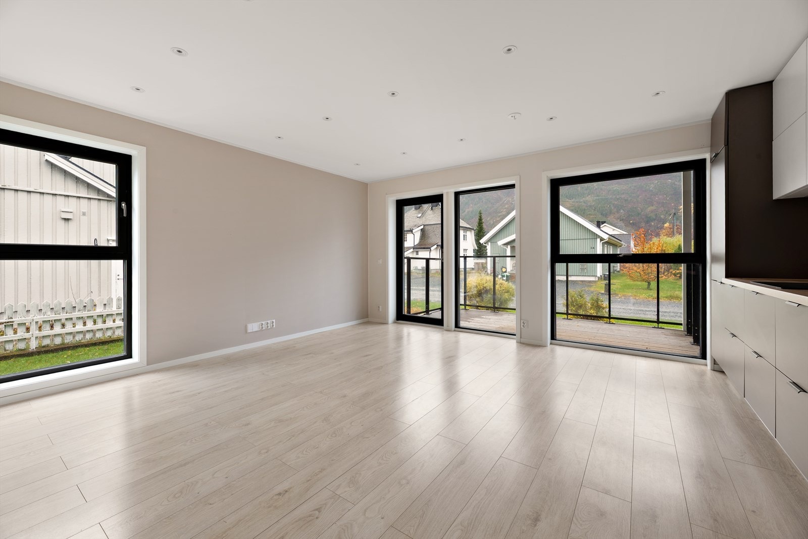 Stue/kjøkken har en fin atmosfære med vindu som slipper inn lys fra 2 kanter. Spotter i tak. Galleribilde