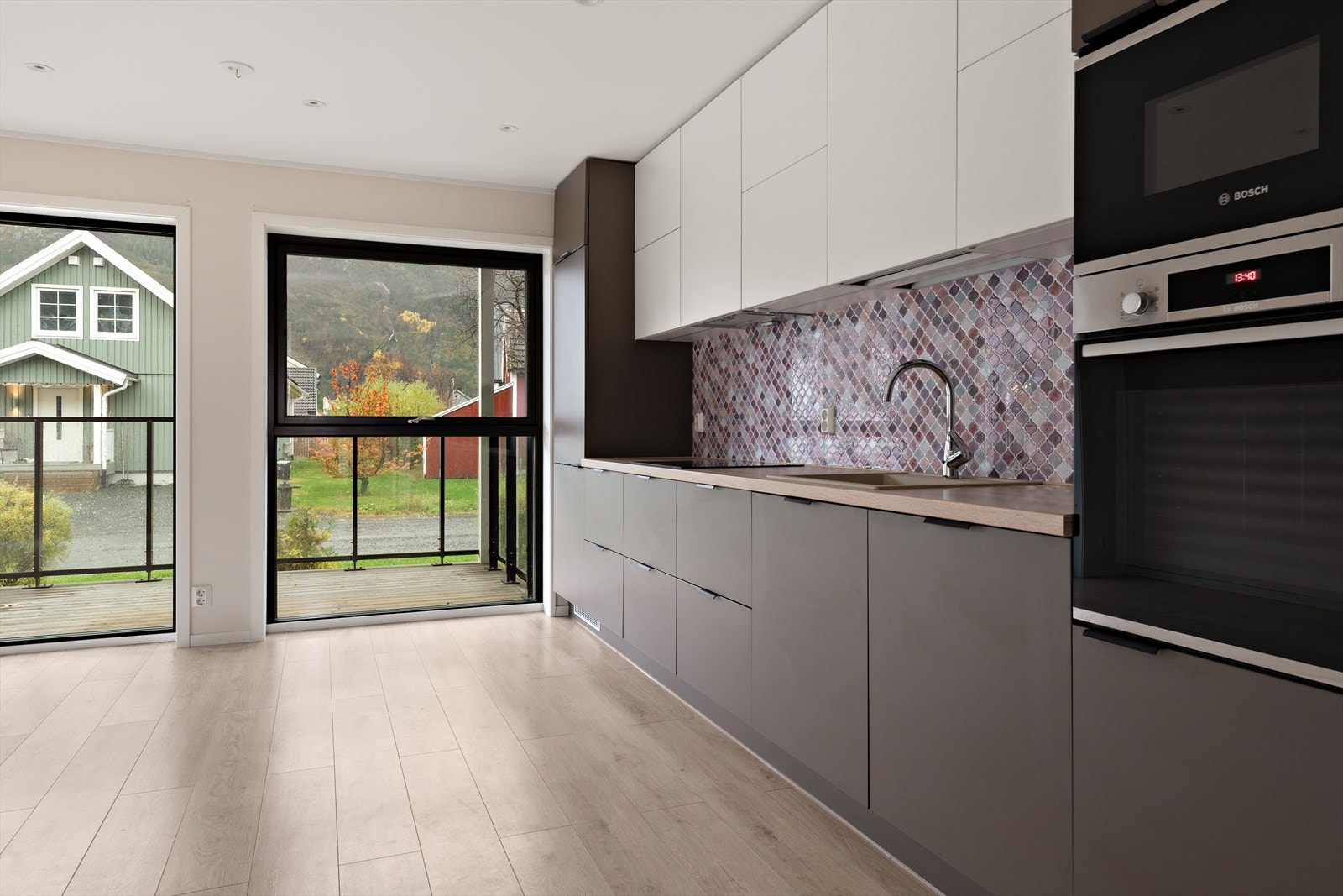 Åpen stue/kjøkkenløsning. Kjøkkenet har rikelig med skap og skuffeplass. Integrerte hvitevarer. Galleribilde