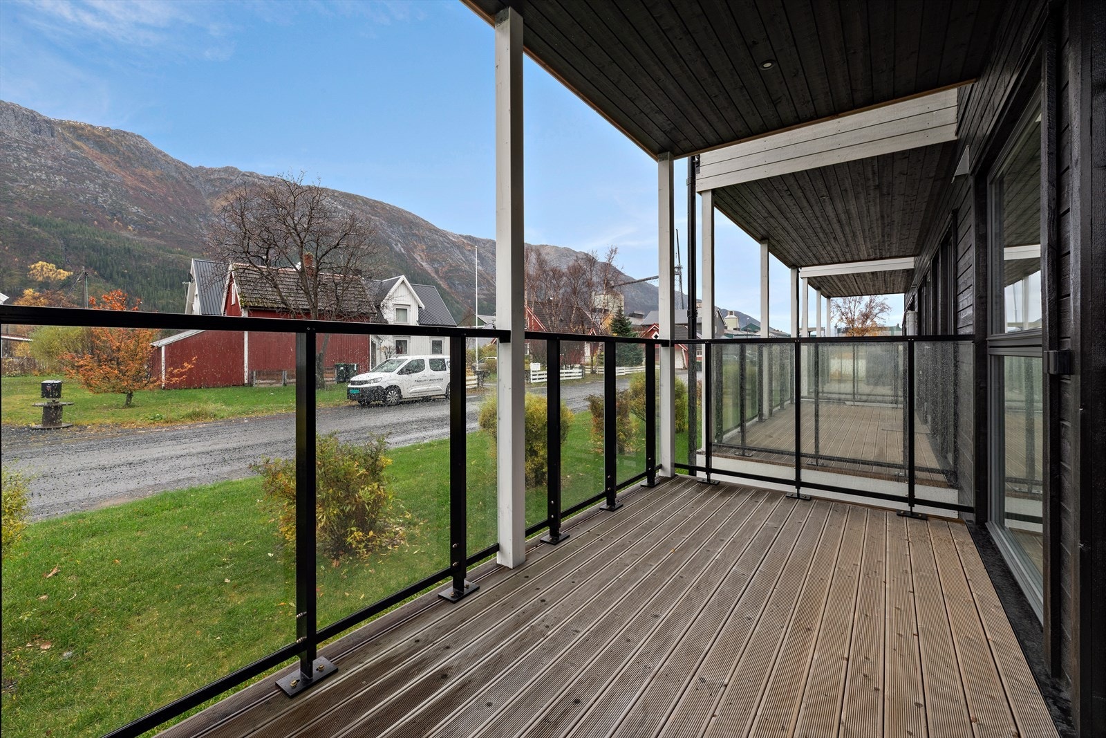 Terrassen er takoverbygd og gir plass for utemøbler. Galleribilde