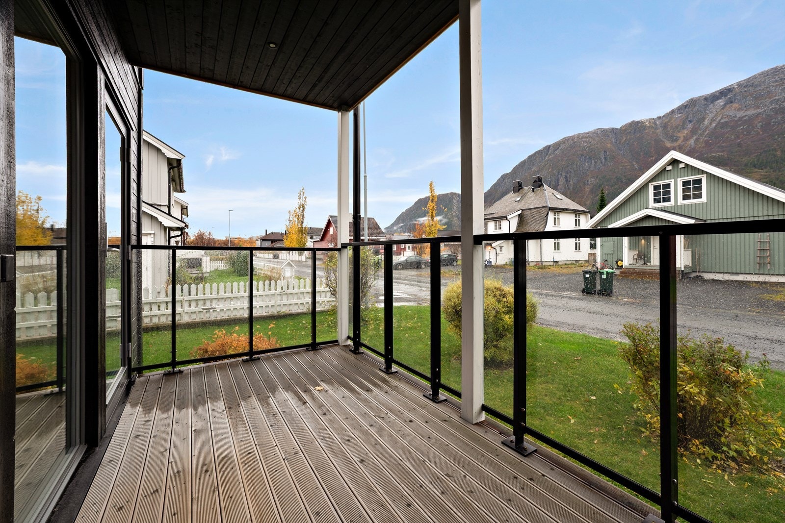Terrasse på ca. 7 m2 med utgang fra stue/kjøkken. Galleribilde