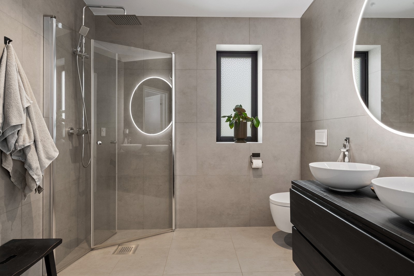 Lekkert bad like utenfor hovedsoverommet Galleribilde