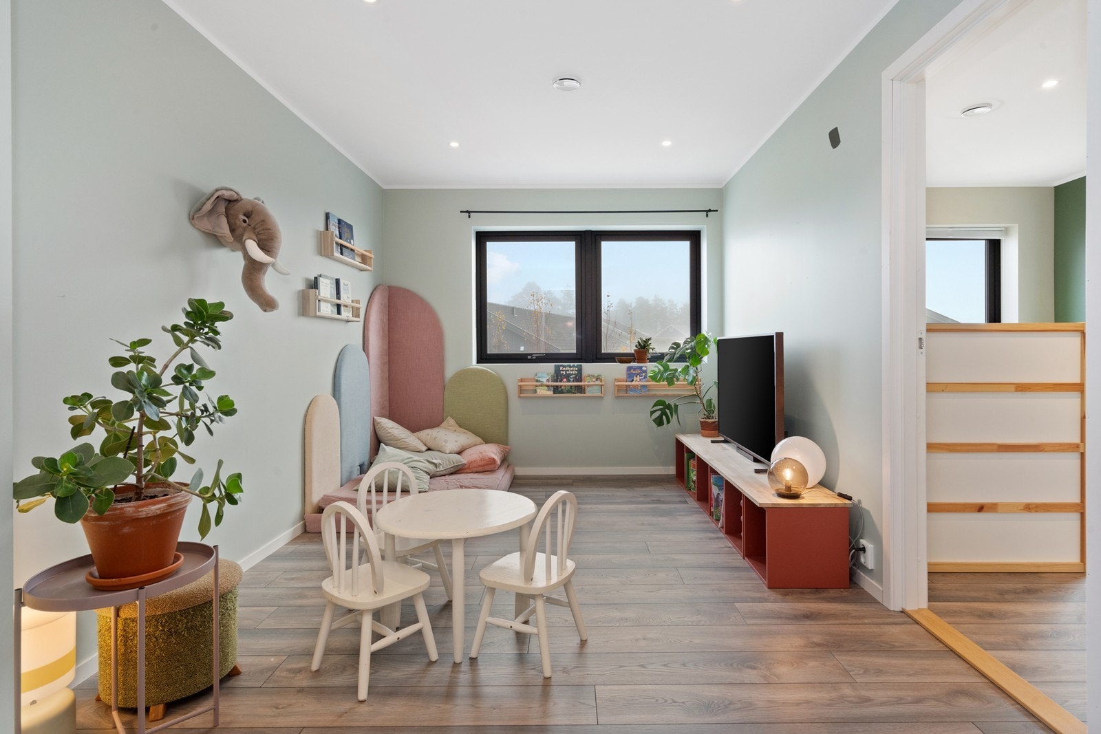 TV-stue eller lekerom for barna Galleribilde