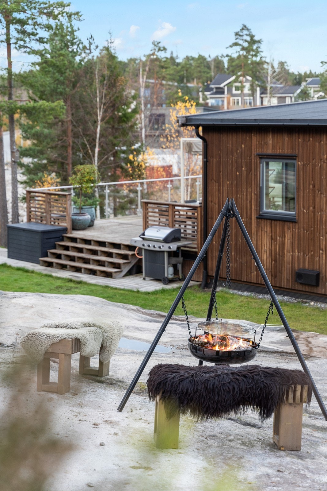 Tomten består av både gressplen og fjell i dagen. Rett bak huset går man ut i spennende grøntområder. Galleribilde