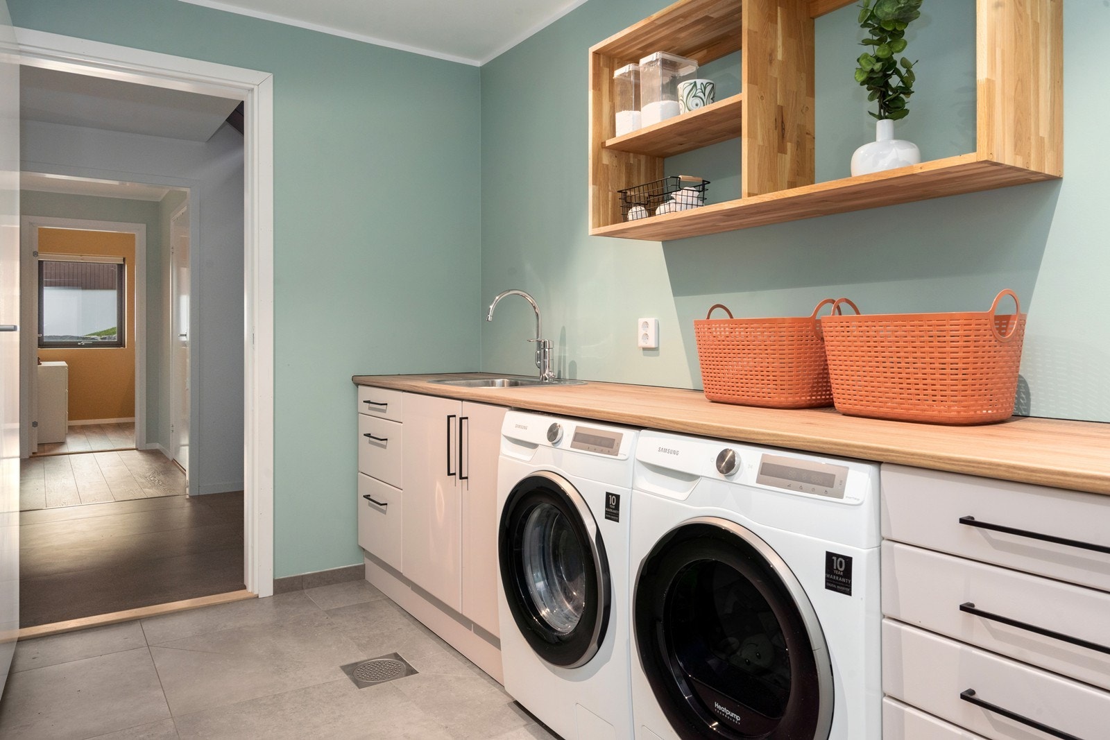 Svært praktisk med skap- og benkeplass på vaskerommet. Et drømmerom for småbarnsforeldre! Galleribilde