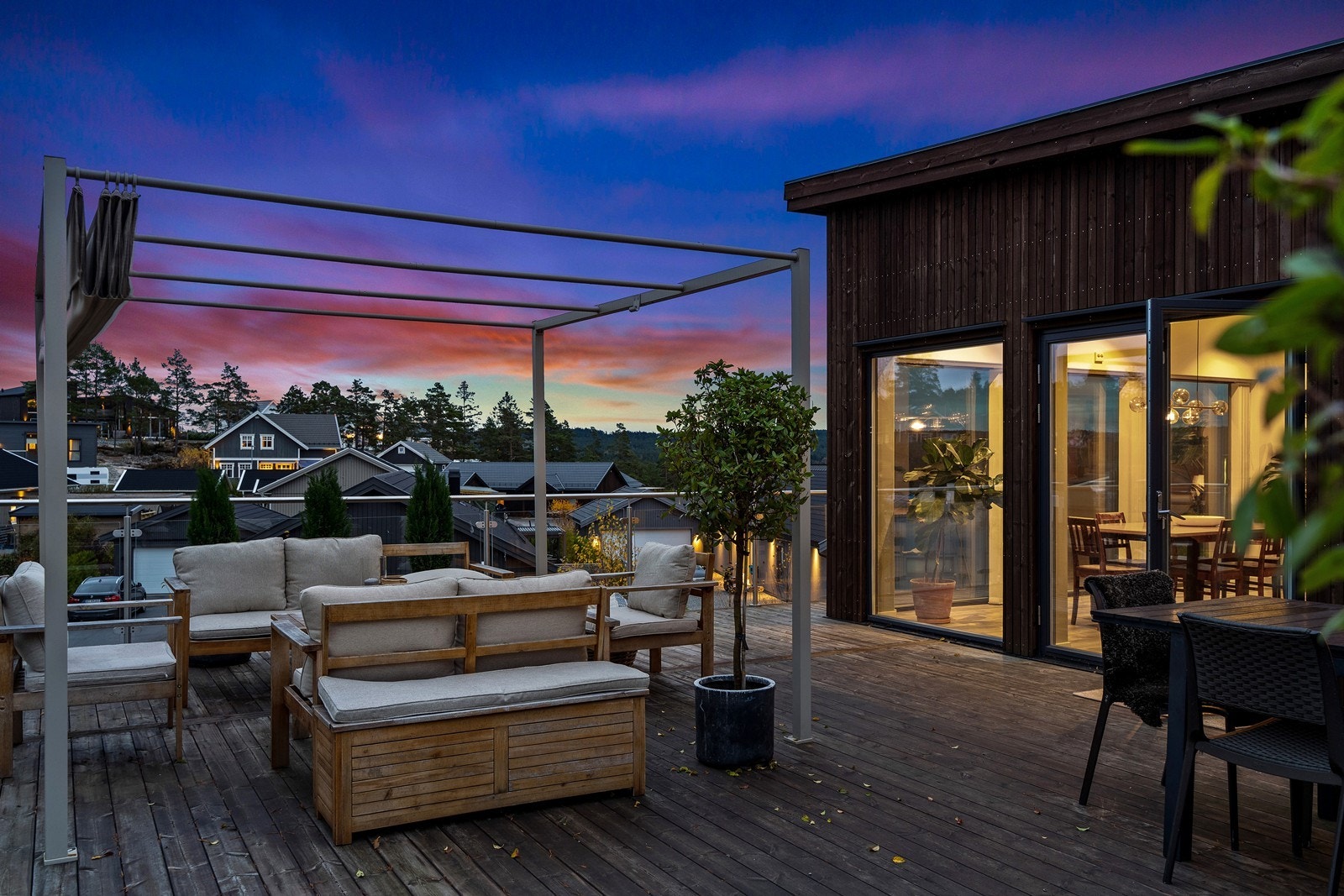 Herlig uteplass med kveldssol Galleribilde