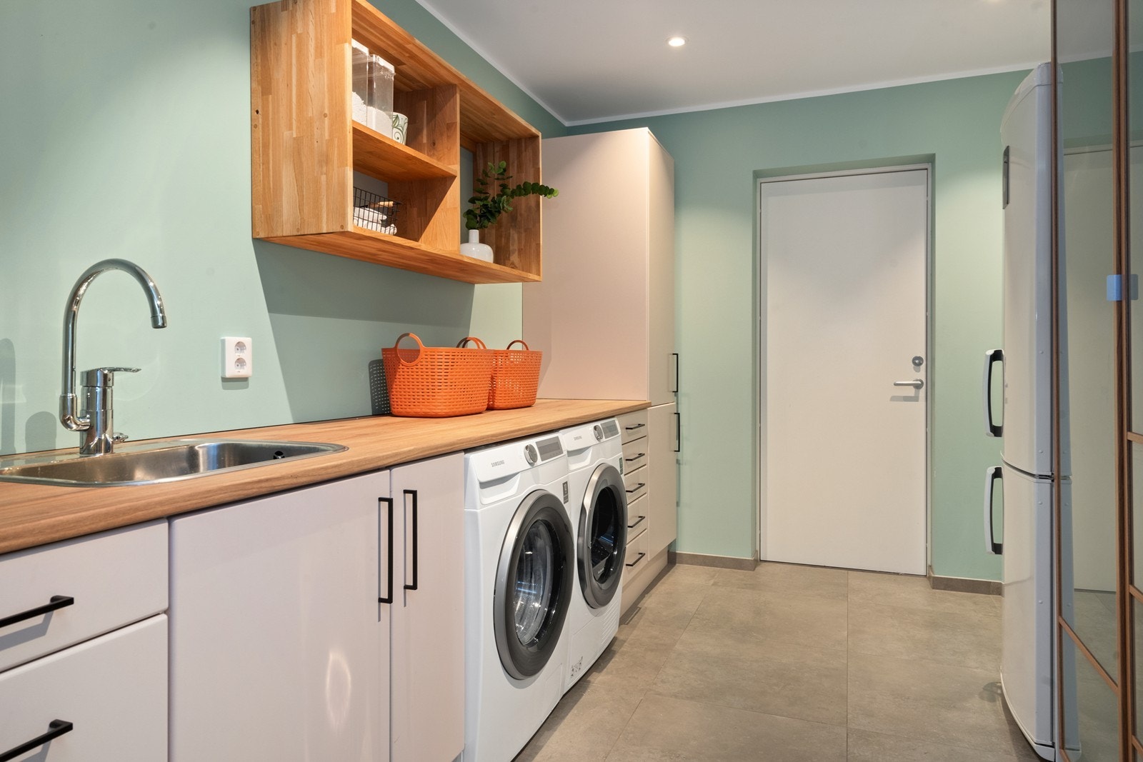 Et romslig vaskerom med direkte gjennomgang til garasjen - her går du tørrskodd ut i bilen Galleribilde