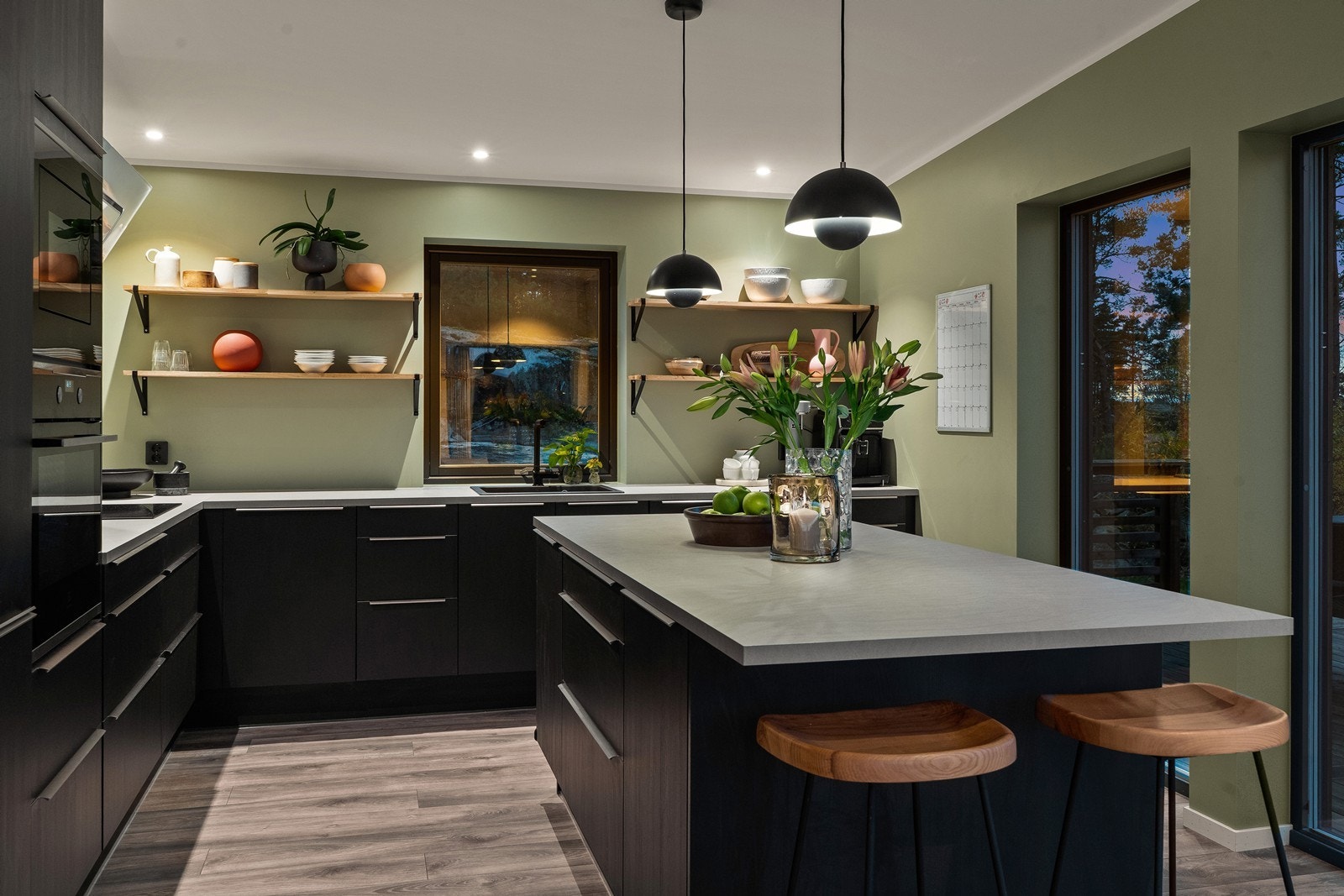 Kjøkkenet har masse benkeplass og en praktisk kjøkkenøy Galleribilde