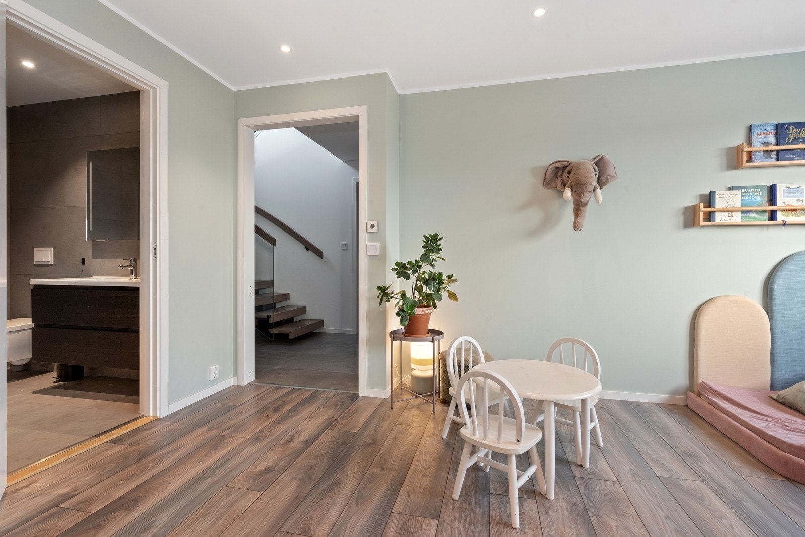 Med TV-stue/lekerom, 2 soverom og bad like i nærheten av hverandre har man en perfekt sone for de små Galleribilde