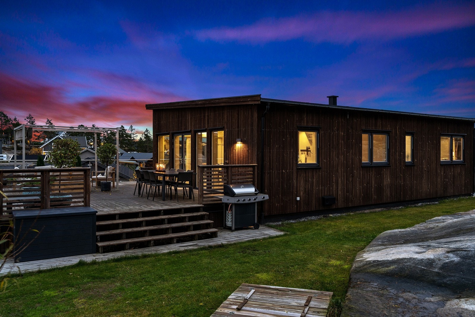 På en tomt som grenser til grøntareal ligger denne barnevennlige eneboligen Galleribilde