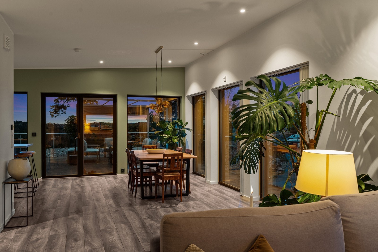 Huset er malt i moderne, lune farger Galleribilde