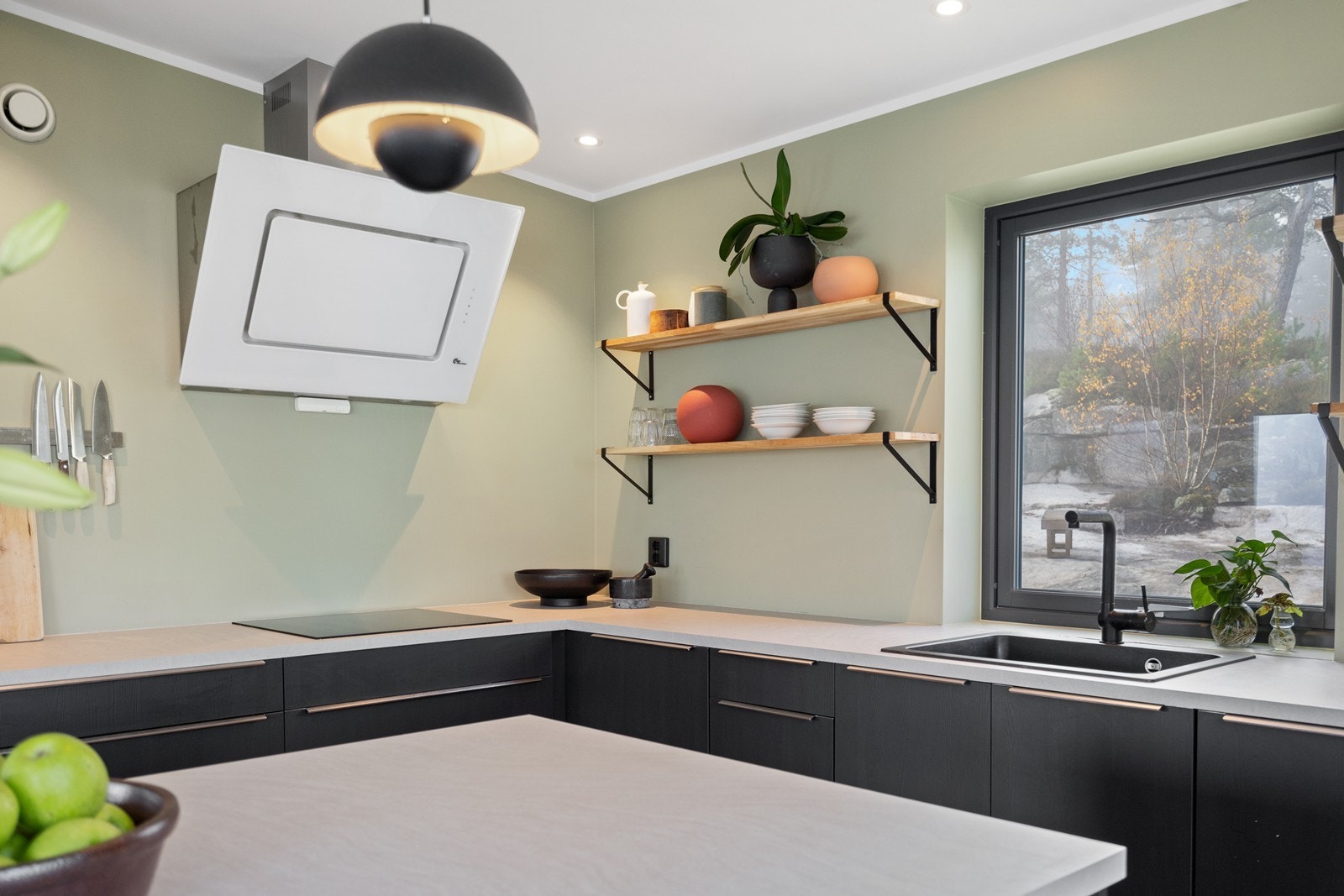 Kjøkkenet har alle hvitevarer integrert Galleribilde