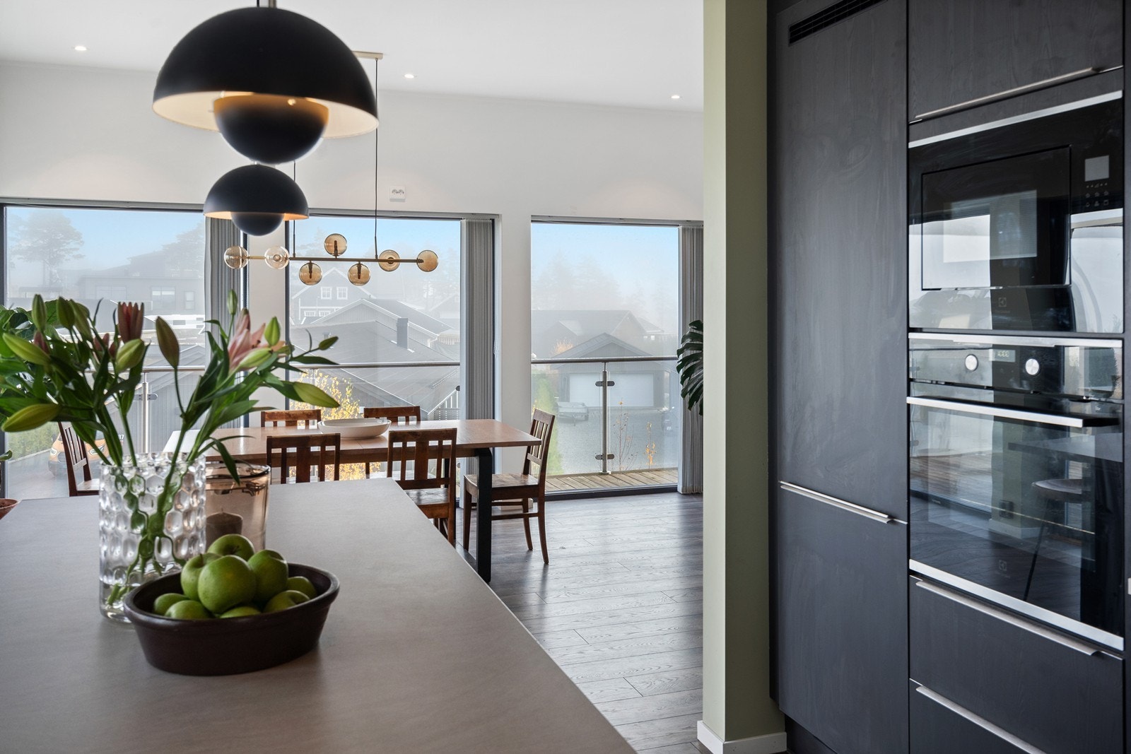 Åpen løsning mot stuen, samtidig som vinkelen i rommet sørger for de nødvendige sonene Galleribilde