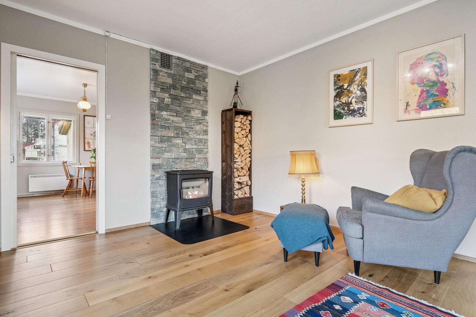 Installert ny rentbrennende vedovn og piperehabilitering i 2024. Ny brannmur i 2025. Galleribilde