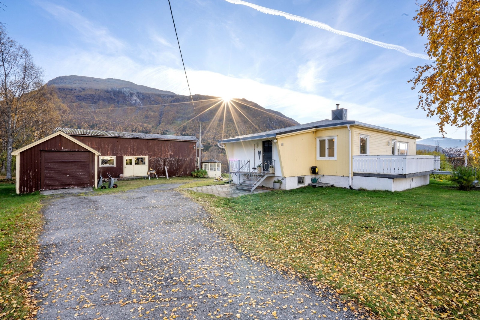 Innkjørsel med mulighet for å kjøre hele veien rundt huset og ut på veien igjen. Galleribilde