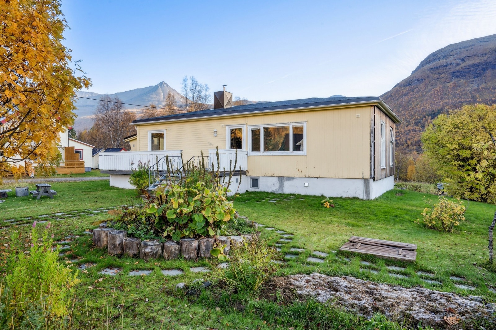 Hage med grønnsaks- og blomsterbed. Galleribilde