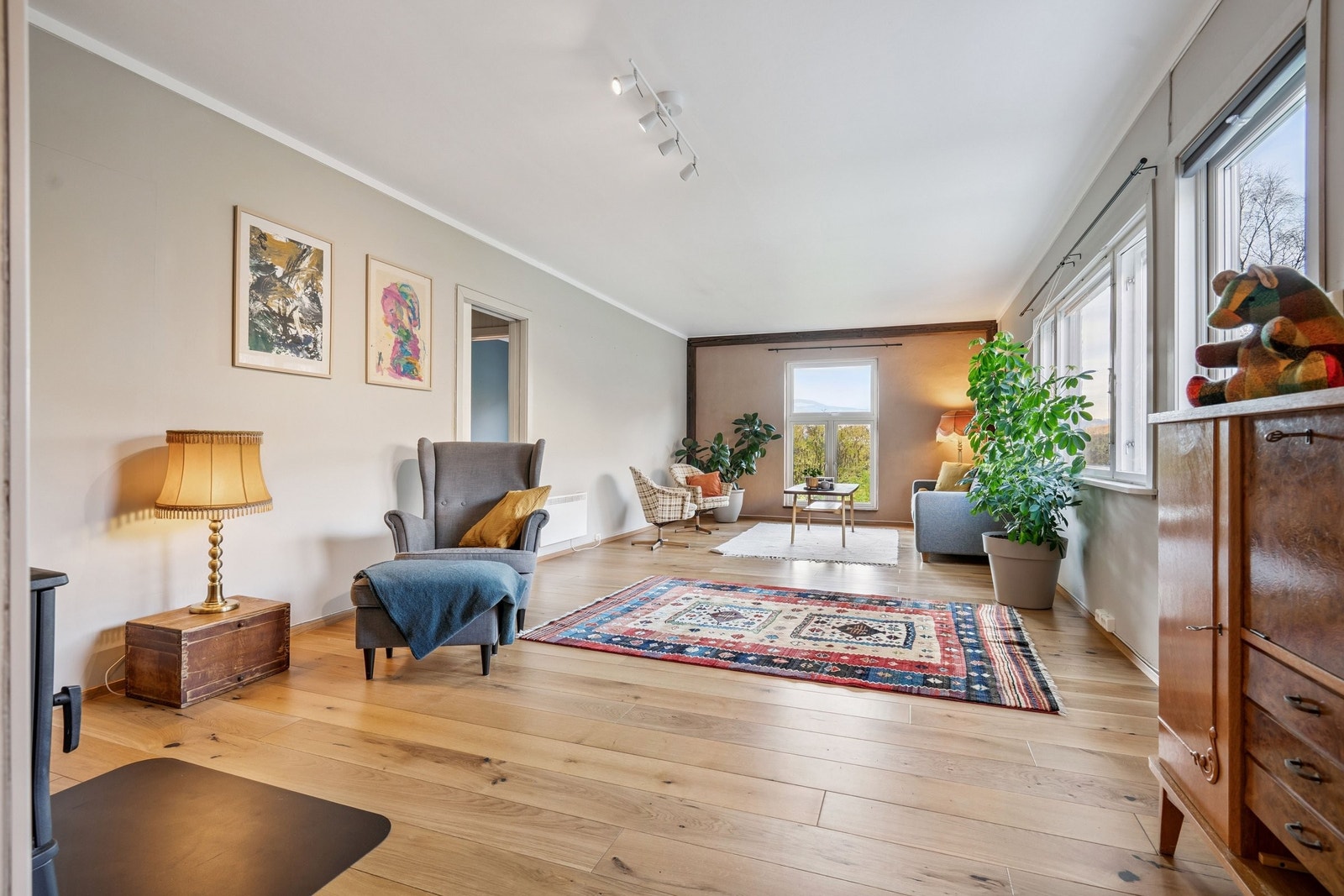 Lys stue med flott utsikt. Galleribilde