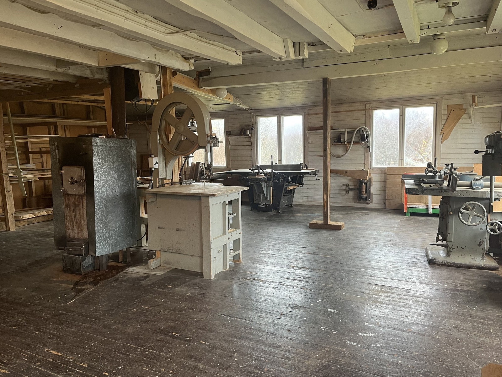 Stort snekkerverksted med mange muligheter. Galleribilde