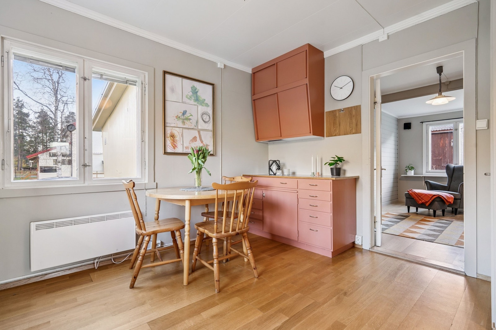 Stort og hyggelig vintagekjøkken fra 70-tallet. God benkeplass og plass for spisebord. Flott utsikt til Storala, Tverrfjellet og Vesle Ala. Galleribilde