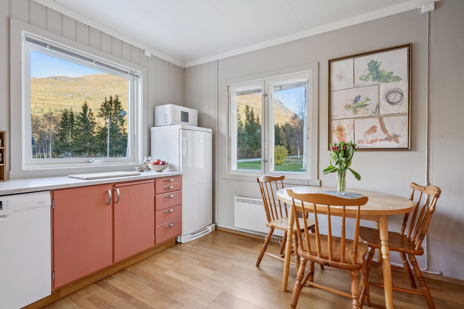 Stort og hyggelig vintagekjøkken fra 70-tallet. God benkeplass og plass for spisebord. Flott utsikt til Storala, Tverrfjellet og Vesle Ala. Galleribilde