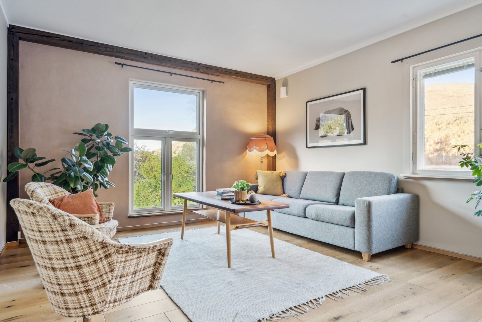 Lys stue med flott utsikt. Kortvegg i leire. Galleribilde