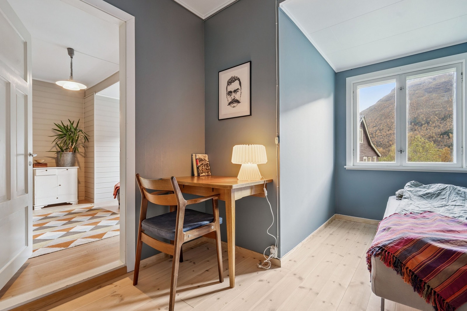 Soverom nr 1. Utsikt til skog og fjell, samt verksted. Galleribilde