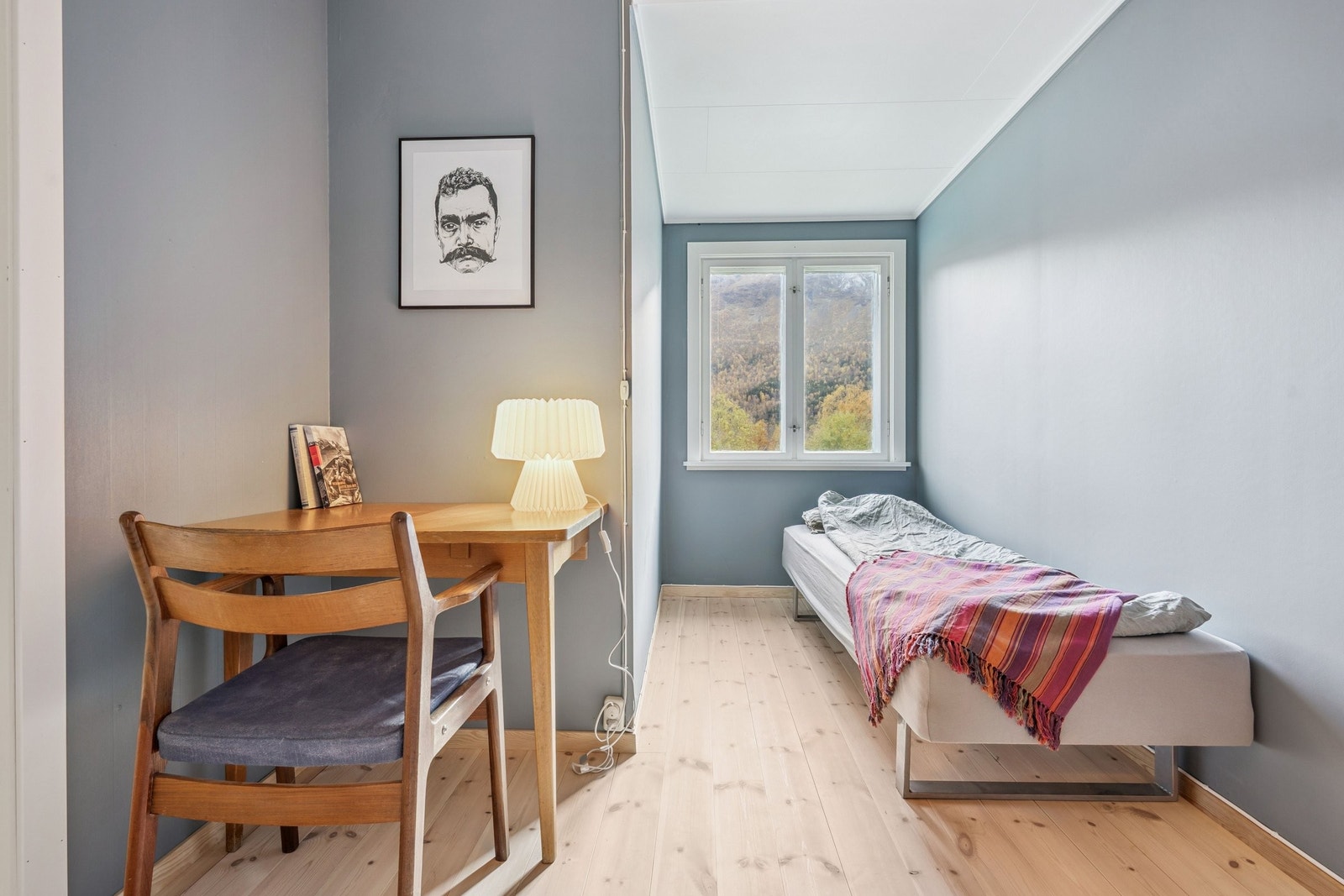 Soverom nr 1. Utsikt til skog og fjell, samt verksted. Galleribilde