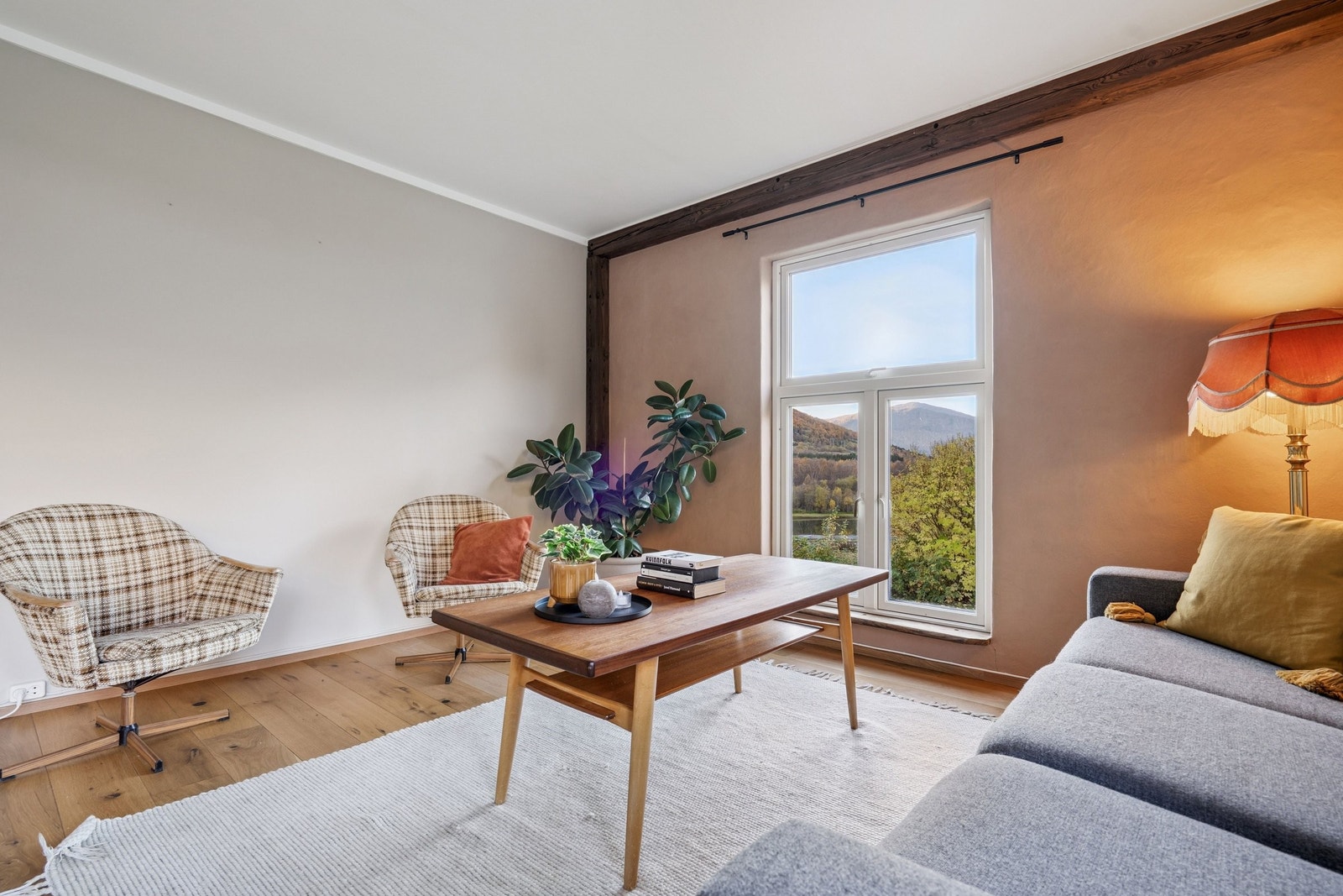 Lys stue med flott utsikt. Kortvegg i leire. Galleribilde