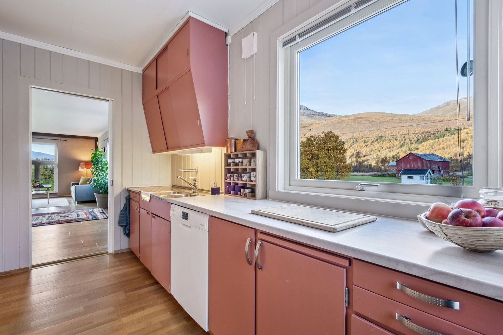 Stort og hyggelig vintagekjøkken fra 70-tallet. God benkeplass og plass for spisebord. Flott utsikt til Storala, Tverrfjellet og Vesle Ala. Galleribilde