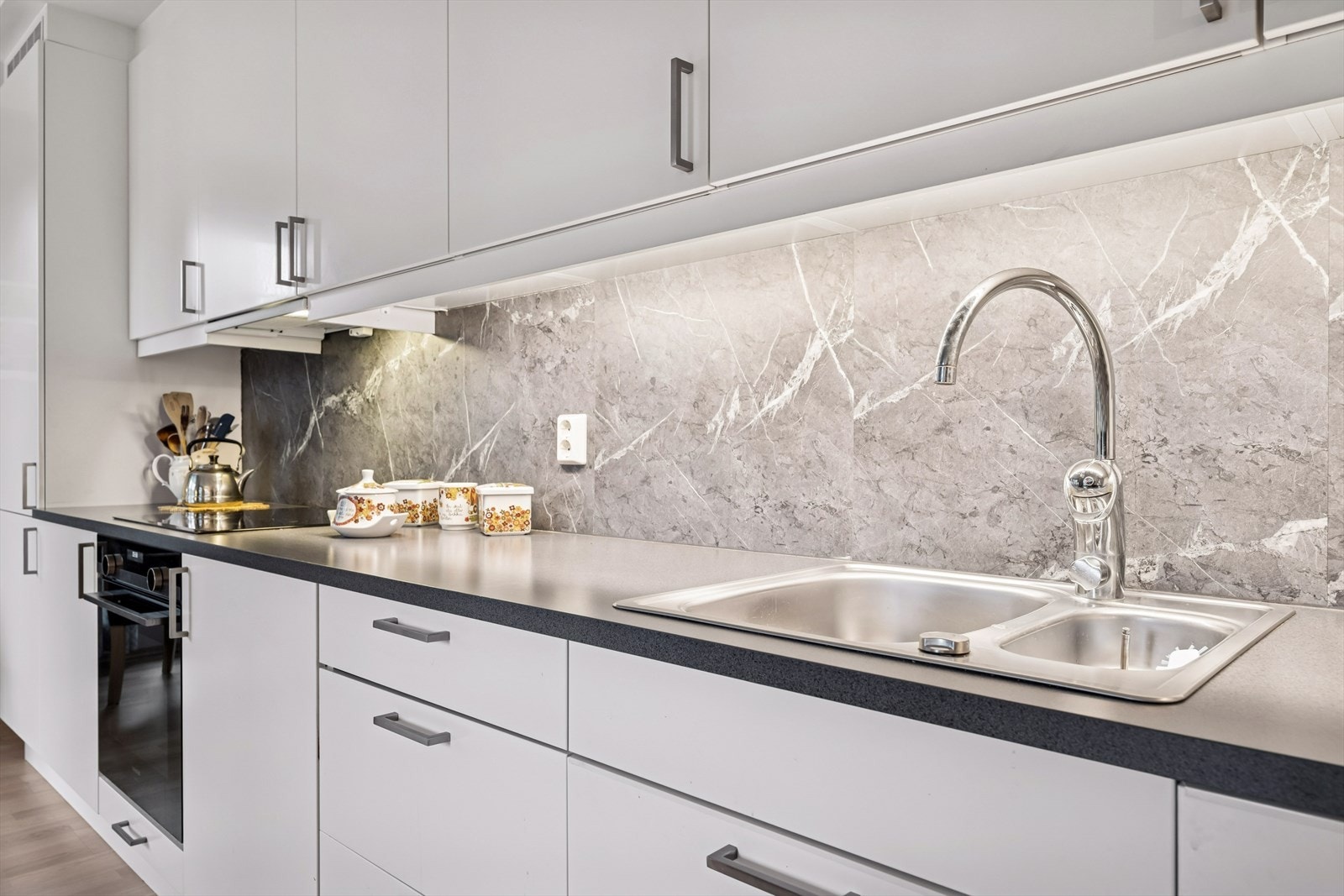 Legg merke til arbeidsflatene. Galleribilde