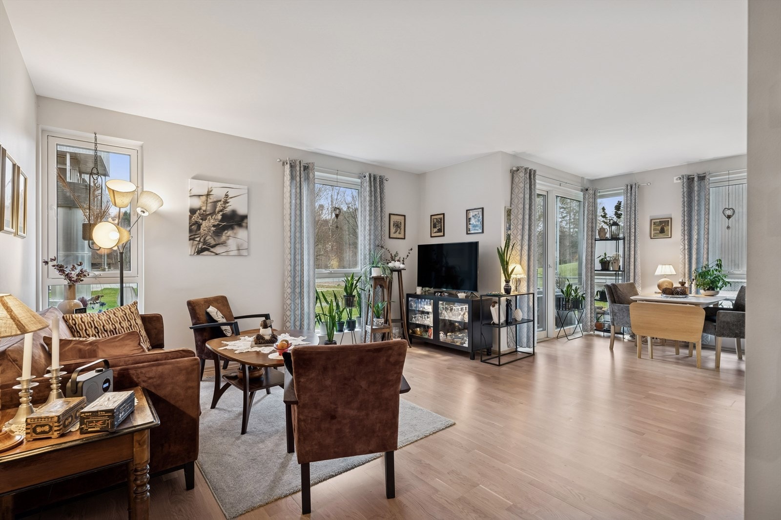 Det første som møter deg når du kommer inn i leiligheten er en stue som er romslig på sin størrelse og vegger som er malt i lyse farger. Galleribilde