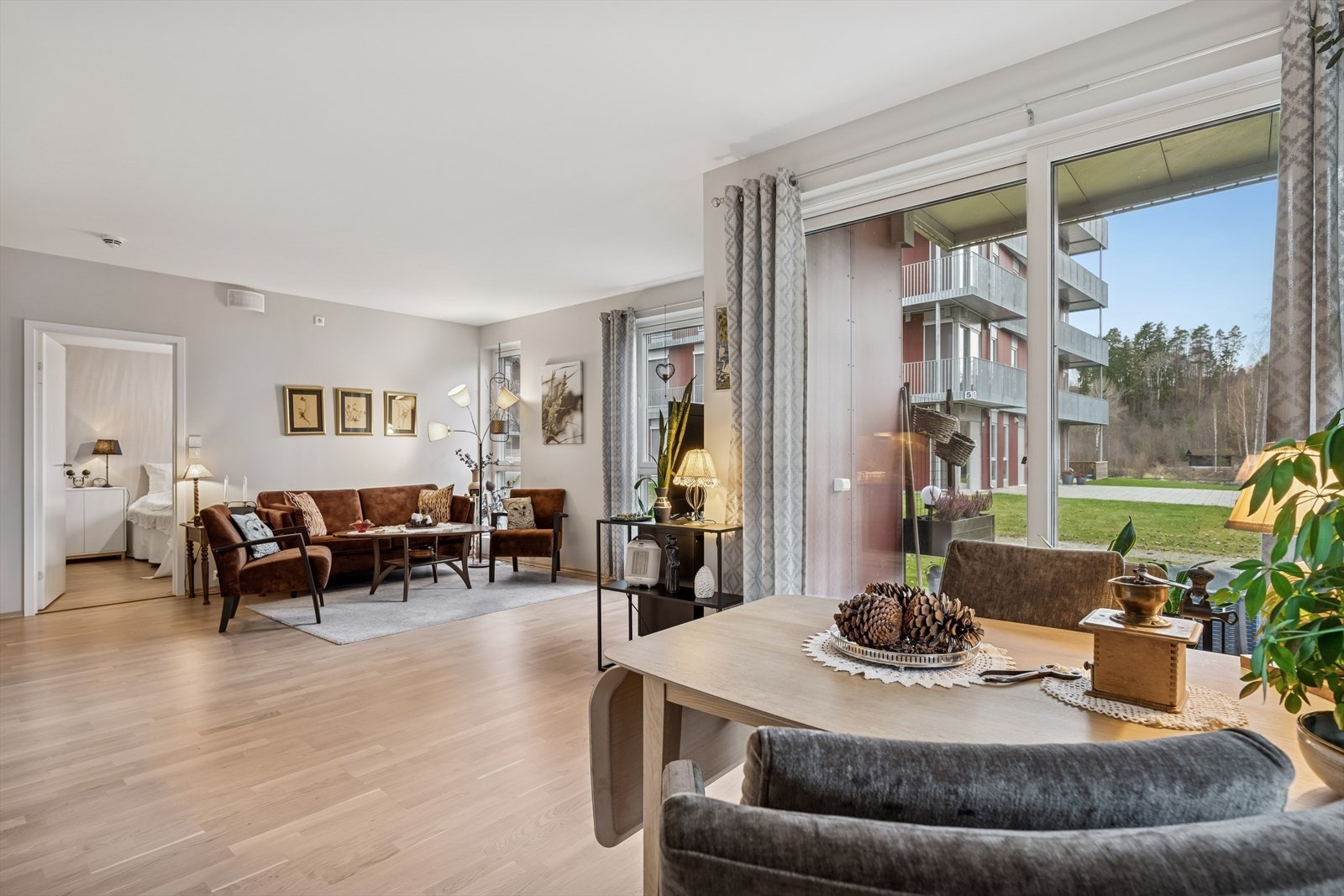 Den åpne stue- og kjøkkensonen lager et sosialt og luftig rom som samler hverdag og samvær på ett sted. Galleribilde