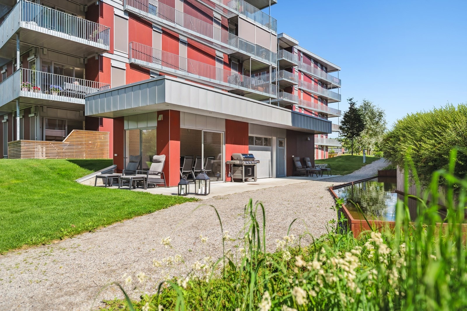 Sameiet disponerer to hobbyhus som står til beboernes disposisjon. Disse benyttes i dag til sosiale sammenkomster, oppbevaring og utlån av kajakk kano, SUP-brett, grill og treningsutstyr, samt andre aktiviteter som bidrar til et levende bomiljø. Galleribilde