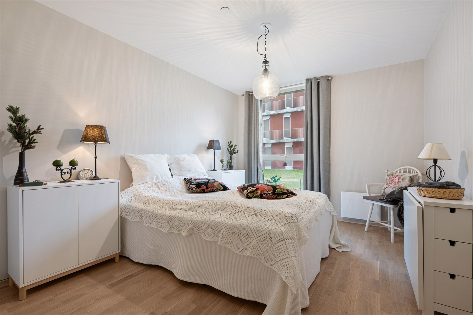 Hovedsoverommet er av god størrelse med plass til dobbeltseng, tilhørende nattbord og annet ønskelig møblement. Galleribilde