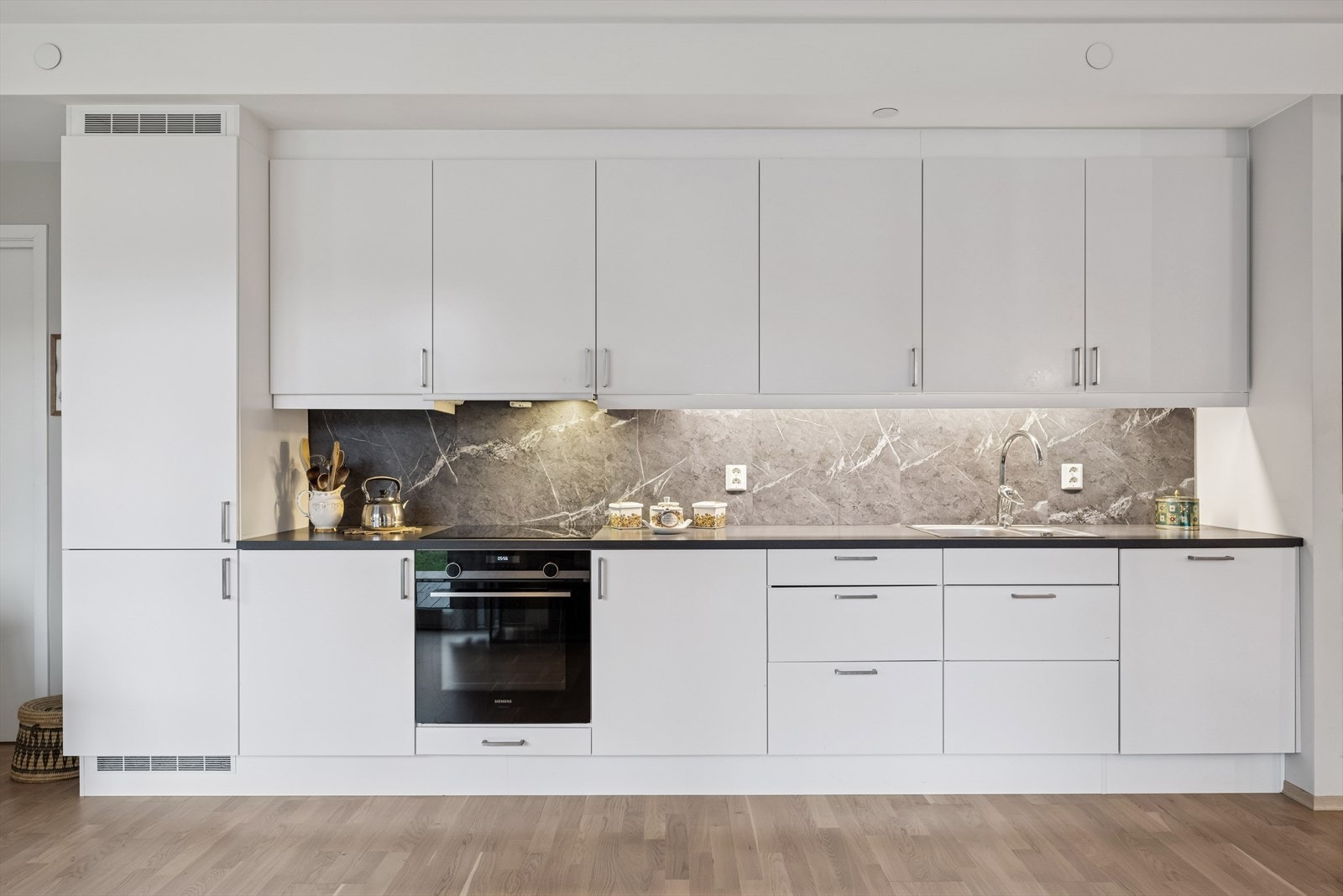 Kjøkkenet er fra Sigdal og har moderne, hvite fronter og integrerte hvitevarer - funksjonelt og stilrent. Galleribilde