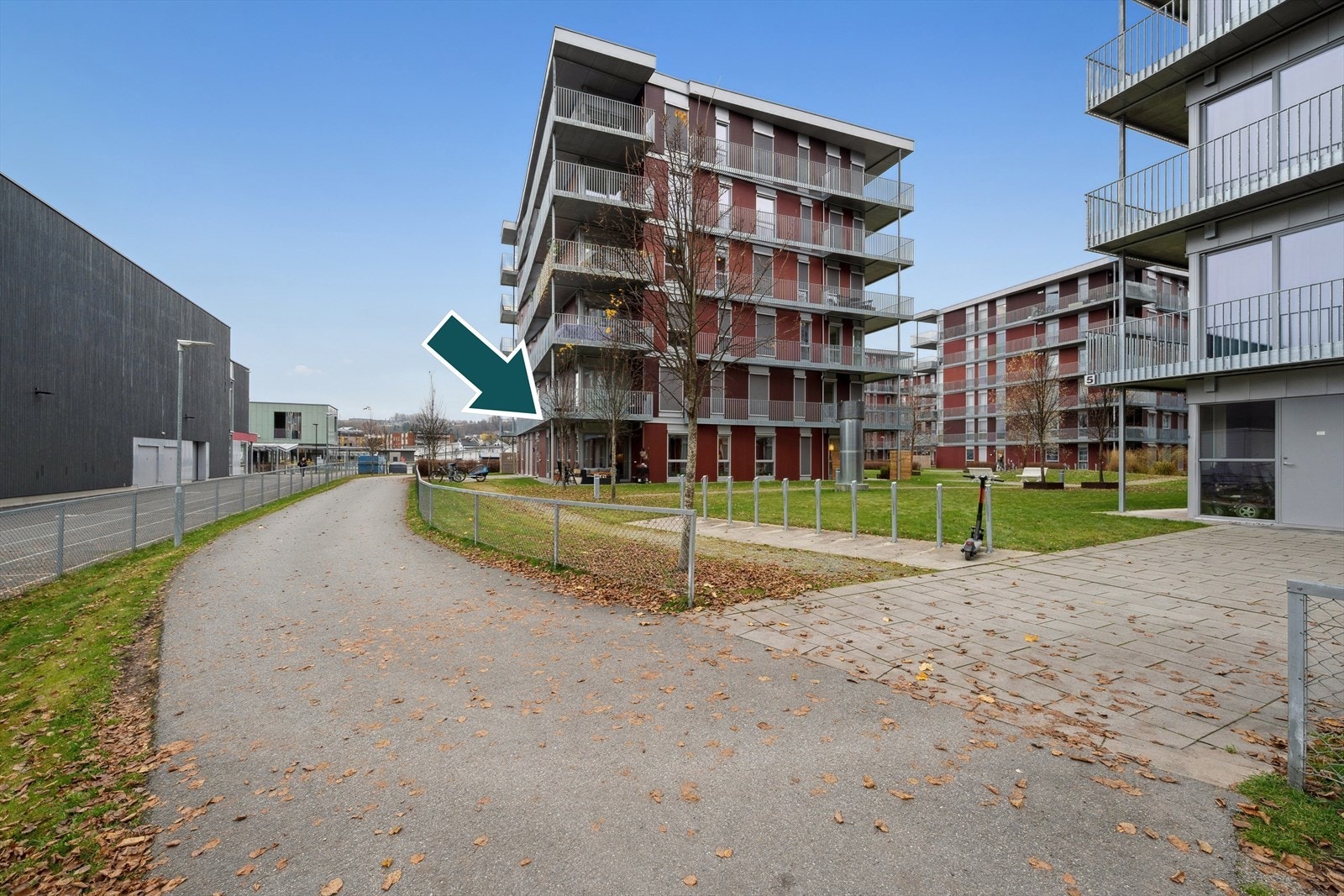 Leiligheten ligger nydelig til på bakkeplan med umiddelbar nærhet til grøntområder og flotte turområder. Galleribilde