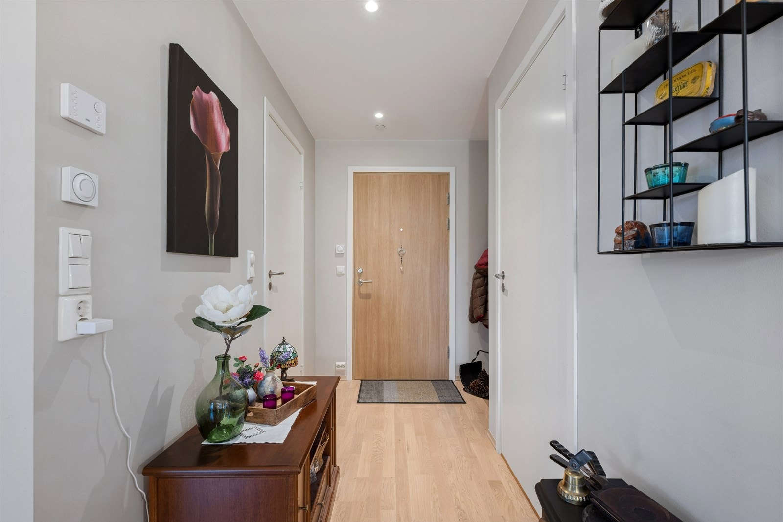 Velkommen inn! Her finner du plass til å henge fra deg ytterklær og sette fra deg skoene. Galleribilde