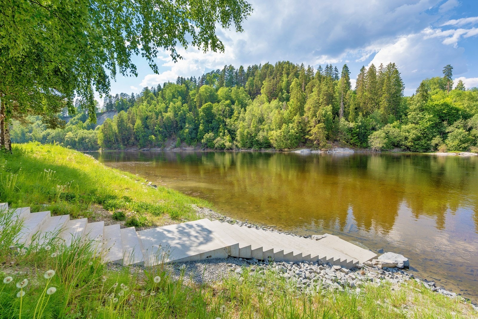 Sameiet har direkte adkomst til Storelva via flere trapper - ideelt for et morgenbad, en stille stund ved vannet eller bare nyte den rolige, naturnære atmosfæren rett utenfor døren. Galleribilde