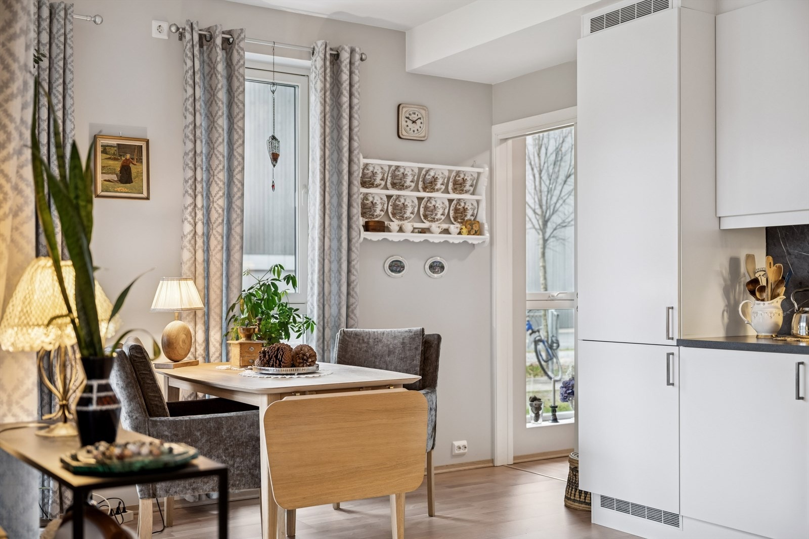 Spisestuen finner sin naturlige plassering ved kjøkkenet. Galleribilde