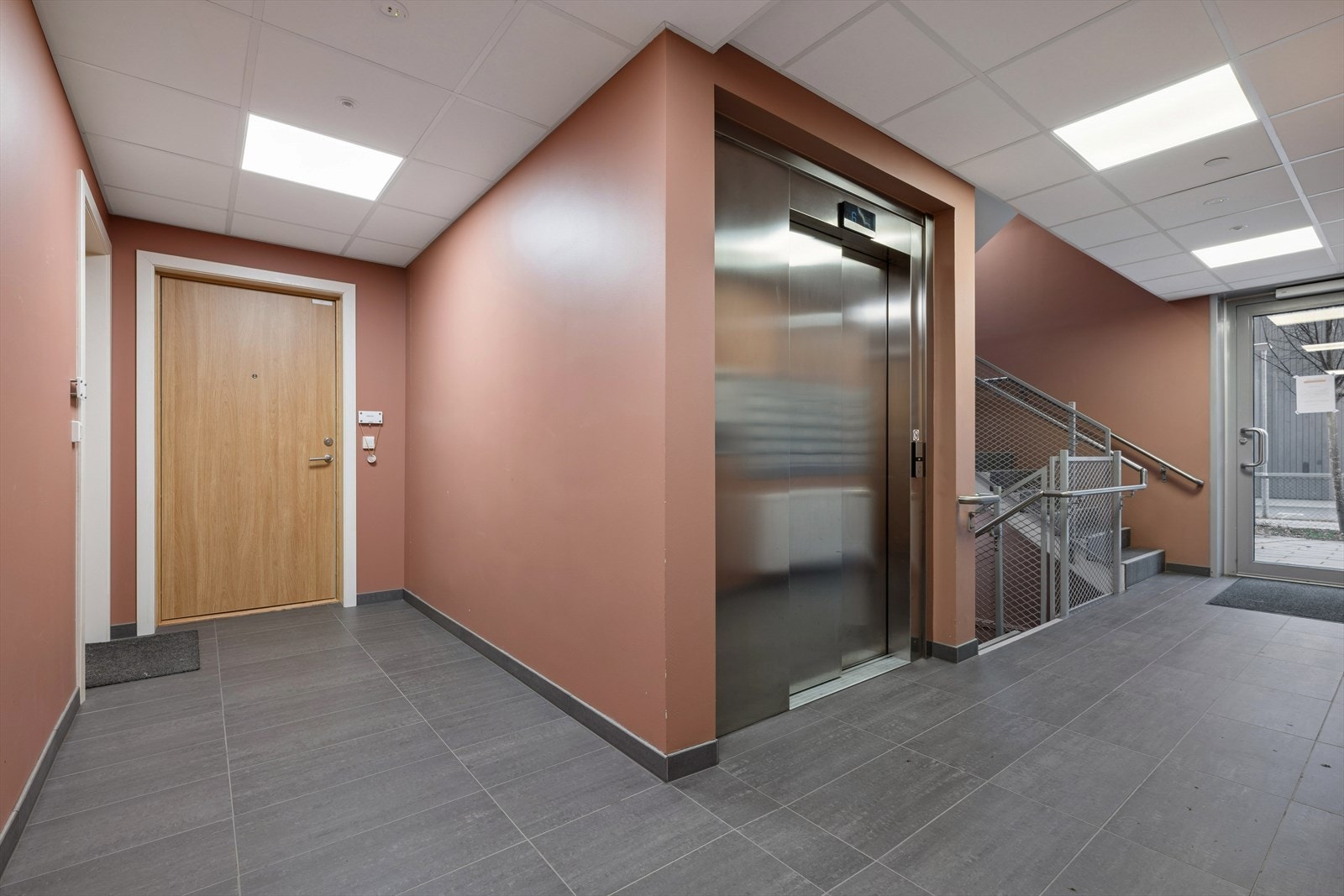 Opplev en sømløs, trappefri og komfortabel ankomst med direkte heisadkomst fra garasjeplan til leilighetsplan. Mulighet for å leie parkeringsplass i garasjeanlegget med elbillader. Galleribilde