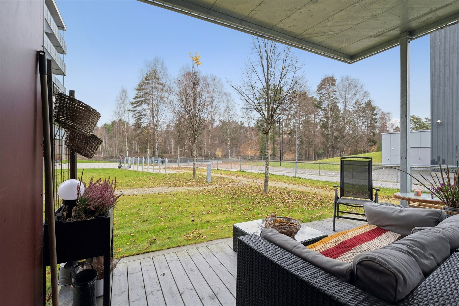 Fra stuen er det direkte tilgang til en overbygget uteplass med platting, hvor man kan nyte den fine utsikten mot Storelva. Galleribilde