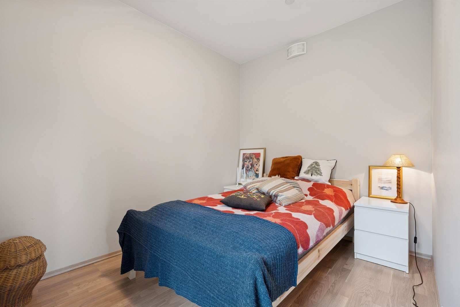 Boligens andre soverom passer ypperlig til gjesterom, kontor eller barnerom. Galleribilde