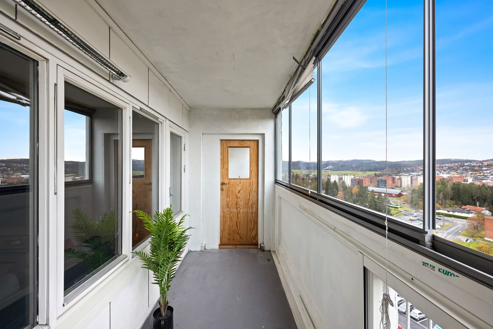 Balkongen er delt opp inn i to soner. Galleribilde