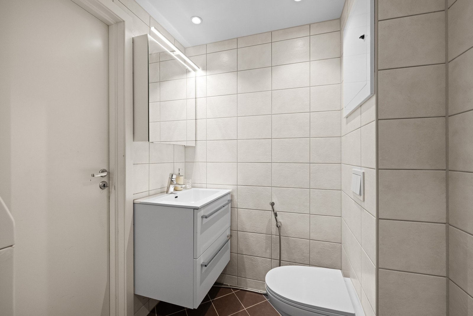 Baderommet fremstår lekkert. Dette ble totalrenovert i 2019 i regi av borettslaget. Galleribilde