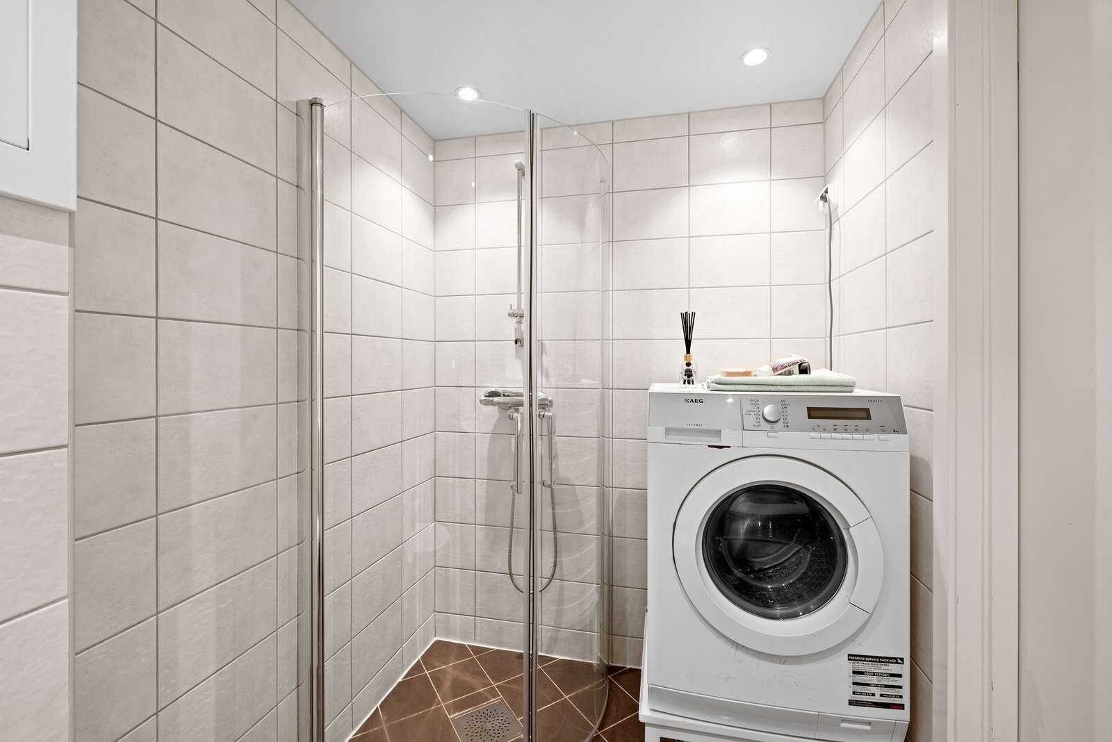 Her er det dusjhjørne, samt opplegg for vaskemaskin. Galleribilde