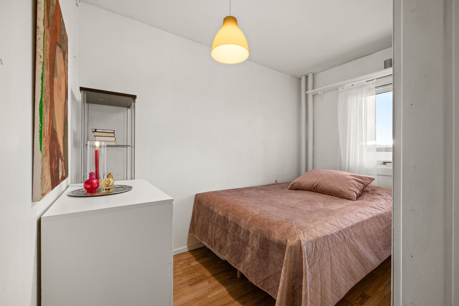 Boligen har to soverom, der dette soverommet har blitt delt opp med en lettvegg (ikke godkjent og søkt kommunen). Galleribilde