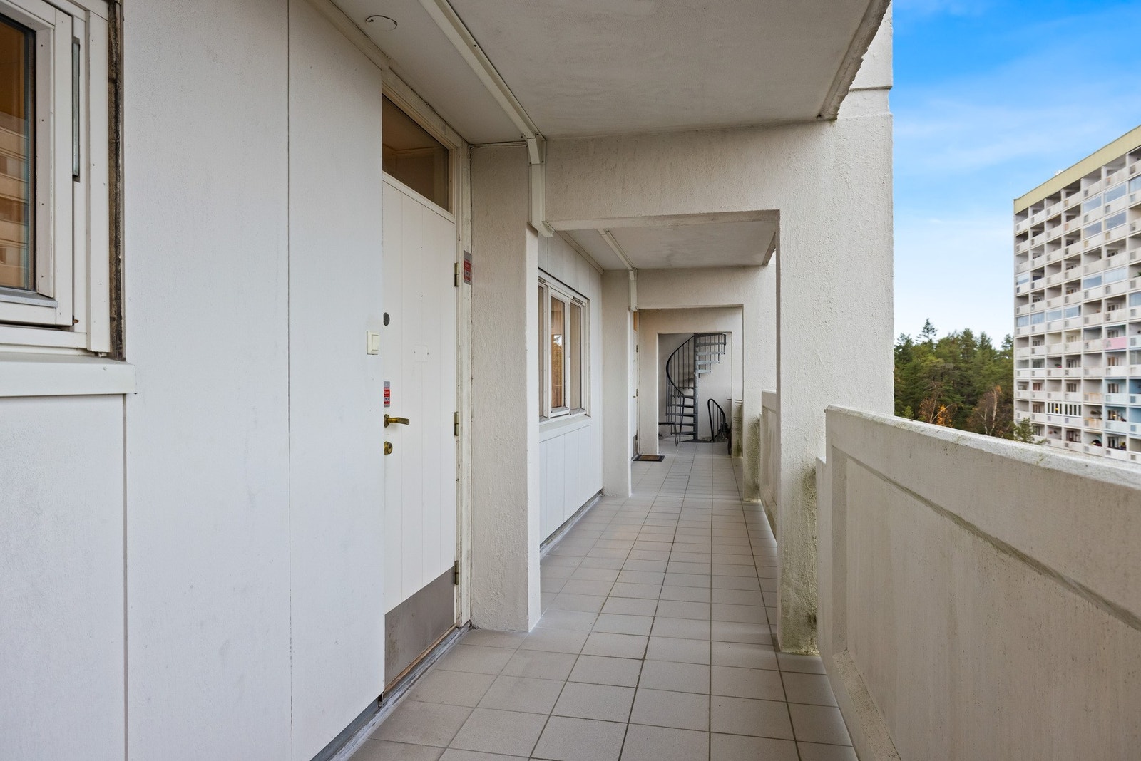 Adkomst til leiligheten via svalgang. På leilighetsplan er det også en bod slik at man slipper å gå ned i kjelleren. Galleribilde