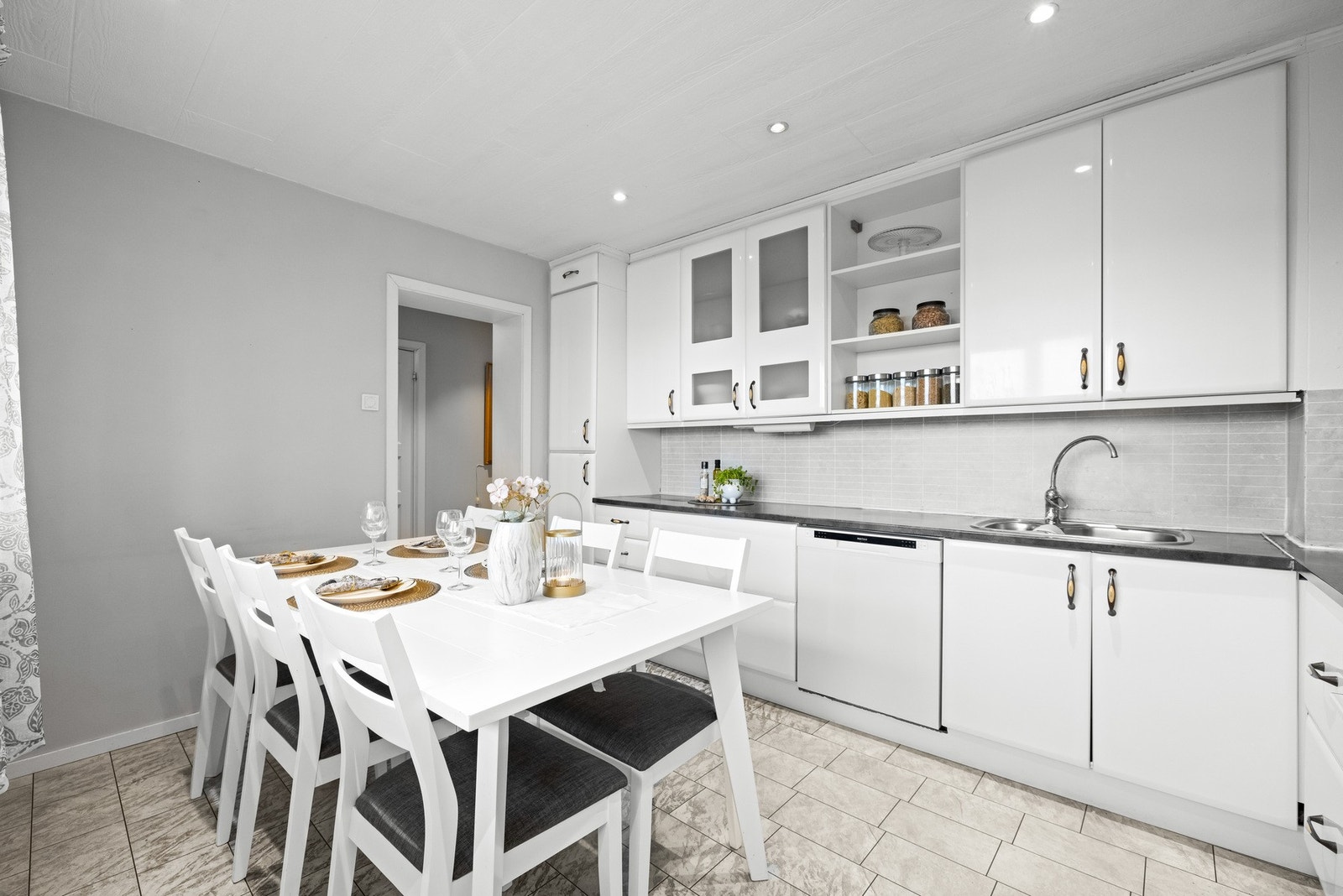 Innredninger er tidløs. Her er det godt med oppbevaringsplass i både under- og overskap, samt en god benkeflate for matlaging. Galleribilde