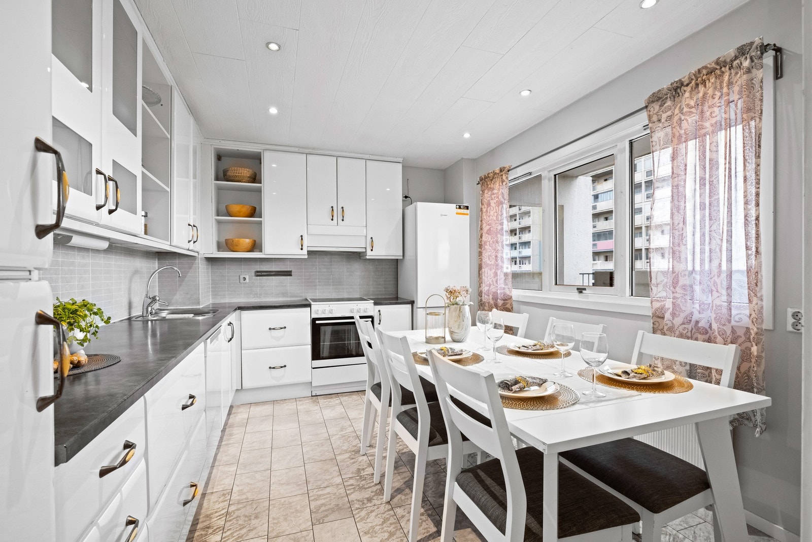 Rett ved entréen finner du det koselige kjøkkenet. Rommet er romlig med god plass til et større spisebord. Galleribilde