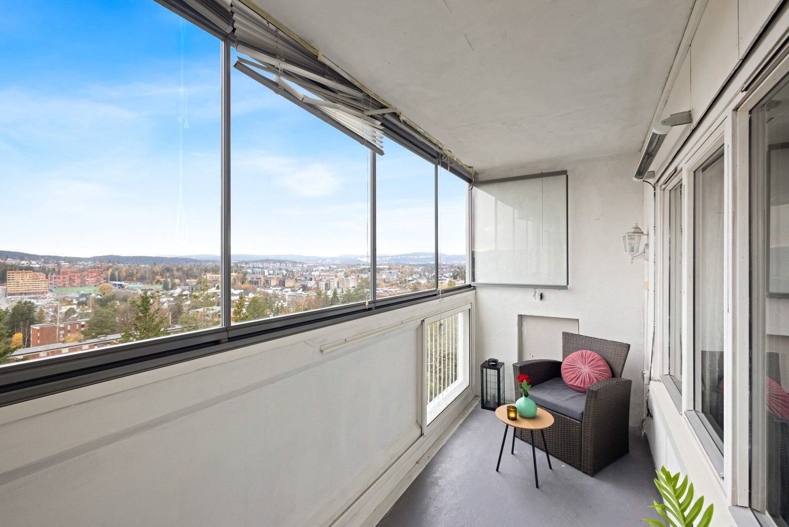 Balkongen har god plass til møblering og er målt opp til hele 14 kvm. Galleribilde
