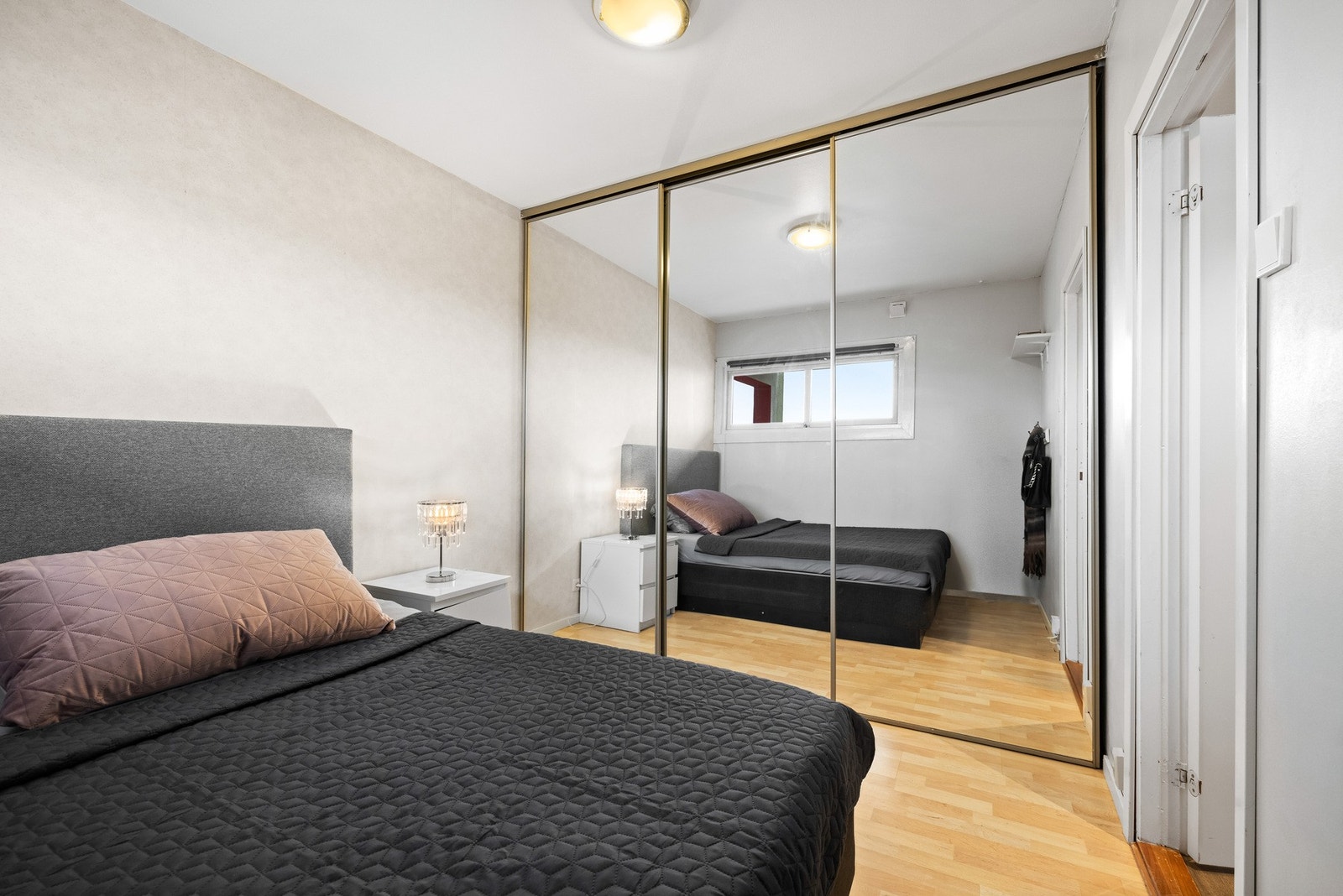 Her er det en stor skyvedørsgarderobe for oppbevaring. Galleribilde